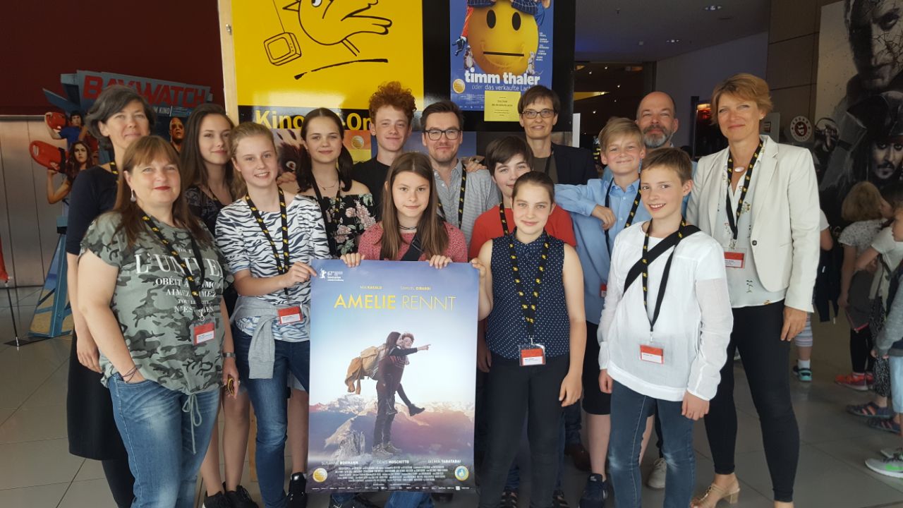 Die FBW-Jugend Filmjury mit dem Team von AMELIE RENNT bei der Kinopremiere im Erfurter CineStar.
